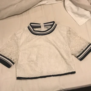 En tröja - Den är genomskinlig på armarna annars ser man inte genom. Har inte använt den så mycket men den är jötteskön. Den har en dragkedja på baksidan hela vägen ner.