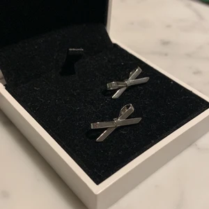 Söta öronhängen - Så söta öronhängen i form som rosetter 🎀 . Hör gärna av dig om du är intresserad ❣️