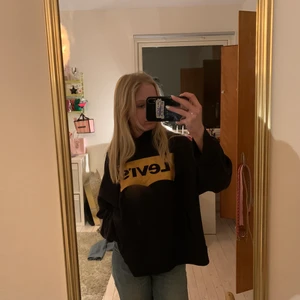 Skit snygg Levis hoodie🌟😋😤⚡️ - En hoodie som har legat i min garderob!! Den är nästan aldrig andvänd och är i otroligt fint skick!🙌🏻❤️⚡️ Den är i storlek XS men den hade kunnat passa S också!!🙌🏻⚡️😋
