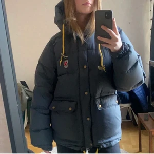 Fjällräven expedition down jacka dam - Jag säljer nu min skönaste fina jacka i färgen gråblå som inte säljs längre! Den har 3 små lagningar vid ena armhålan som inte syns på mig när jag har armen nerfälld (se bild 2 och 3). Väldigt skön men säljer pga har för många jackor  <3 skriv för frågor! Budgivning eller köp direkt för 3000