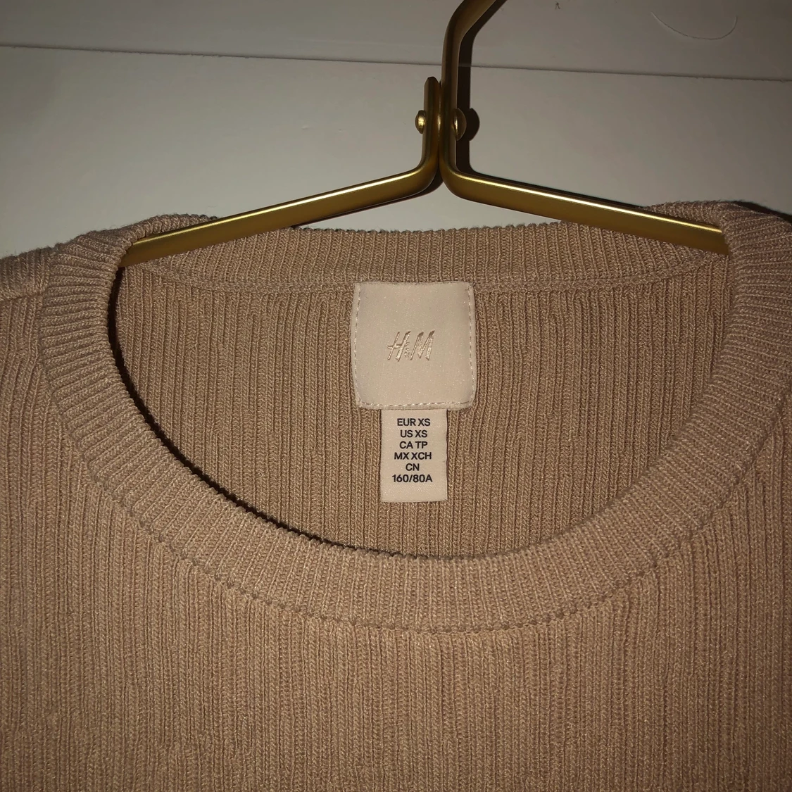 Beige ”ribbad” halvtröja hm - 91