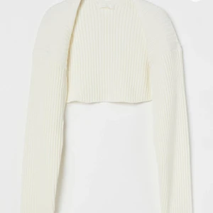 Stickad bolero - Säljer min fina stickade bolero från H&M. Endast använd 2 gånger så i princip i nyskick. Nypris 199 kr. Frakt tillkommer.