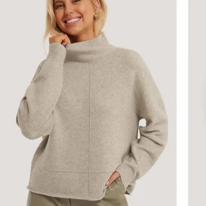 Stickad tröja - Beige stickad tröja med högkrage från NAKD. Storlek Small. Använd ett fåtal gånger så i bra skick. Köpt för 399 men säljer för 150🤍