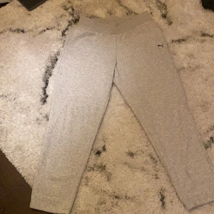 Puma mjukis byxor  - Grå puma mjukis byxor aldrig använt helt nya skit snygga storlek M passar S skit sköna. Frakt kostar 