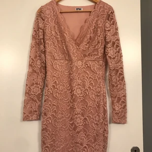 Jättefin klänning i storlek medium - Jättefin rosa klänning, i storlek medium. Passar jättebra till en sommarkväll;)