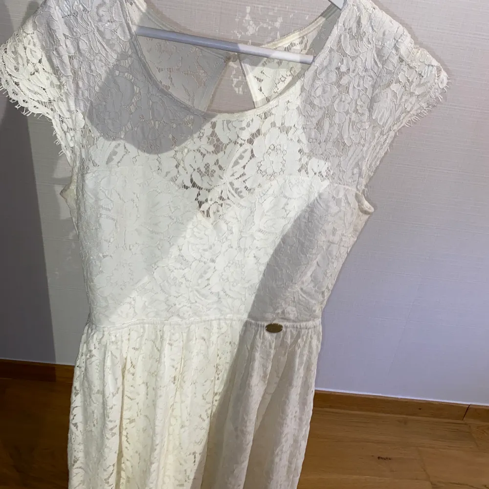 Superfin vit klänning i spets, använd 1 gång. Helt perfekt studentklänning med en fin öppen rygg! Storlek 42 (lite liten i storleken) säljer för 200 kr plus frakt. Klänningar.