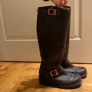 Johnny Bulls - Höga bruna Johnny Bulls stövlar i gott skick och jättebekväma. Säljer då de är för små för mig. Lite dammiga nu då de bara har stått, men smörjs de in så kommer de att se så gott som nya ut!