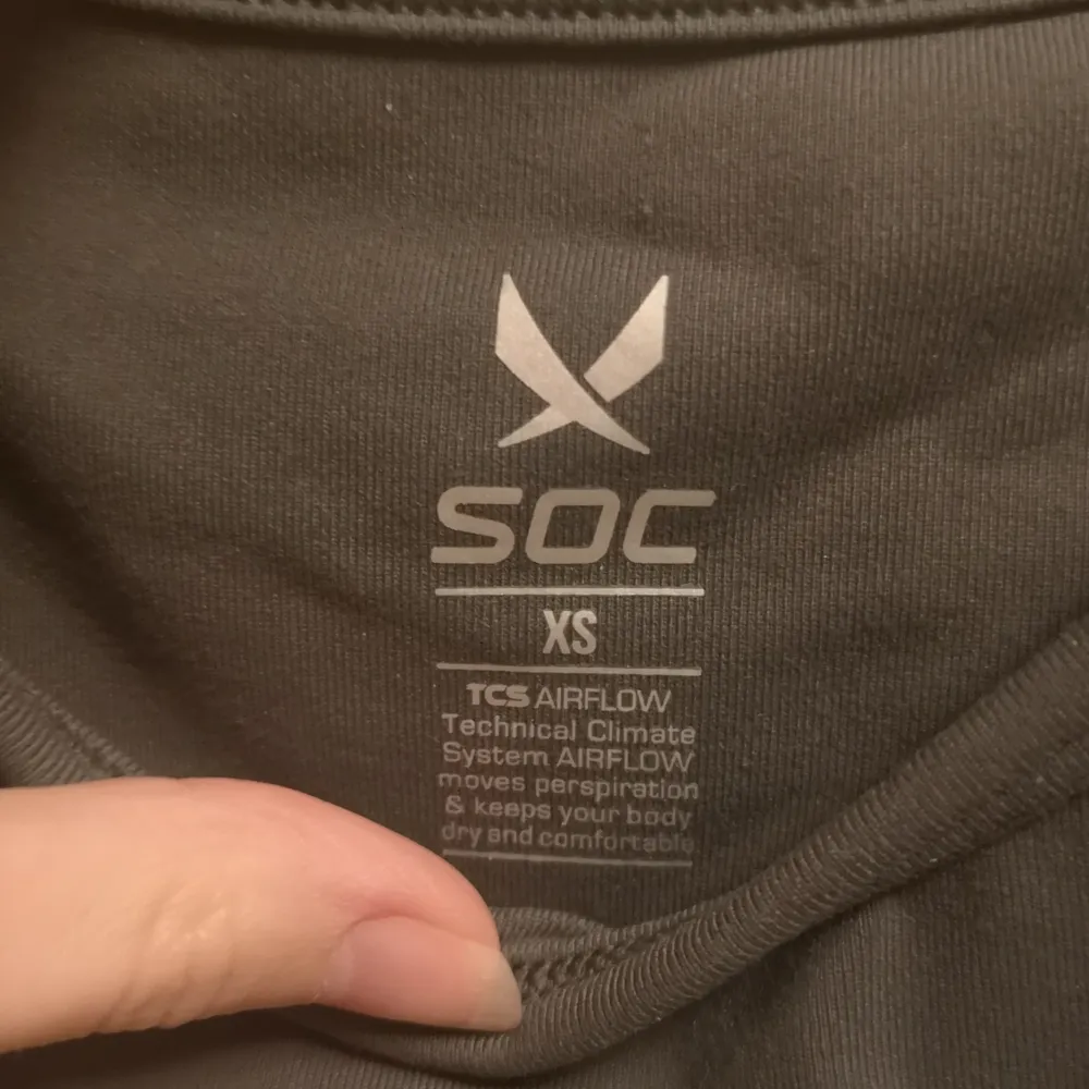 Denna sportbh är ifrån soc sportswear och är i storlek XS. Färgen är grågrön och den har resårband i bak (bara detalj, går inte att justera) och är vadderad. Oandvänd o köpte för 300kr och säljer den nu för 200kr . Toppar.