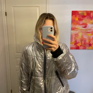 Silverjacka  - Coooolaste jackan i skidbacken, på stan eller varsomhelst!!! Helt perfekt skick, bara provad. Storlek L men den sitter som bilderna visar på mig som vanligtvis har S. Säljer för 350kr, GRATIS frakt 🕺🏽🕺🏽🕺🏽🕺🏽