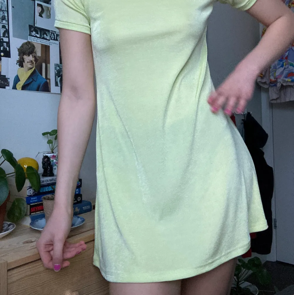 Skitcool klänning som tyvärr är för kort för mig som är ca 170. Svår färg att få på bild, skulle säga att den är något mer grön i verkligheten. Står ingen storlek men passar xs-s. Klänningar.