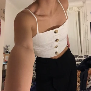 Vit topp - Söt vit topp från Gina i bra, hållfast tyg-material 💕