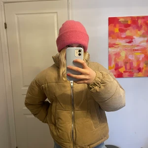 Beige manchesterjacka  - Säljer min älskade jacka!! Finaste bästa man kan ha på sig. Storlek XS/S från Bershka i så fint skick. Inte en skråma. Köp för 500, gratis frakt! 🤓🤓