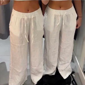 Vita Linnebyxor - Fina vita linnebyxor från kappahl! I storlek S men lite stora i storleken så passar också en M. Köptes för 400kr i somras men säljer för att ja vill köpa annan färg. Många intresserade så har skapat en budgivning! Har du frågar så skriv privat så svarar jag. 💓 Frakten är 55kr och längs på budet! 