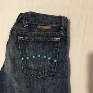 Jeans fråb Marlboro Classic - Jeans från Marlboro Classic med blå stenar på bakfickorna och lite där framme. Fit är middle/low waist och raka, sitter superbra på. Jag är ca 166-167cm och brukar ha w28-29 i jeans.