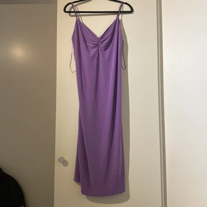 LÅNG KLÄNNING FRÅN ZARA - lila långklänning från Zara med justerbara band. Storlek S med stretchigt material så kan nog passa en M också💖