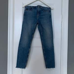 Cropped jeans från Tiger of Sweden. En hälla sönder (se bild) men fint skick i övrigt! Storlek 25/32 💙