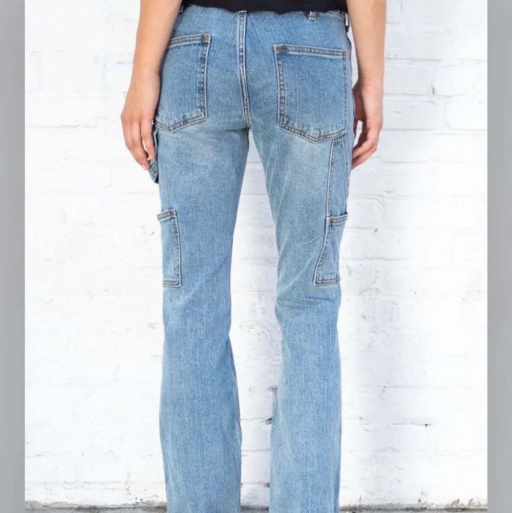 Säljer dessa jättesnygga, lågmidjade jeans från Brandy Melville. De är helt nya, med prislapp kvar. Storlek S men skulle säga att de sitter mer som M. Skriv för fler bilder. . Jeans & Byxor.