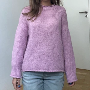 Rosa stickad tröja. - Fin rosa tjockt stickad tröja med ”rullade” sömmar.