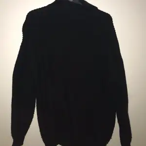 En svart snygg stickad tröja från HM. Väldigt fint skick. Kontakta mig för fler bilder. Priset kan diskuteras. 