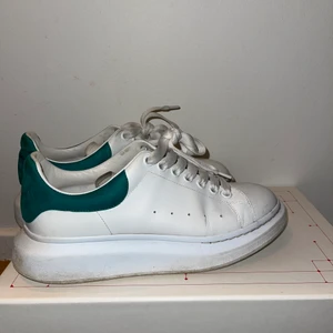Alexander Mqueen - Oversized sneakers i storlek 40 i färgen grön. Har box och gröna skosnören som följde med. Använda men i gott skick, se bilder. Lite slitna på sulan där bak av användning. Går att fräscha till ännu mer. Nypris ligger på ungefär 4500kr