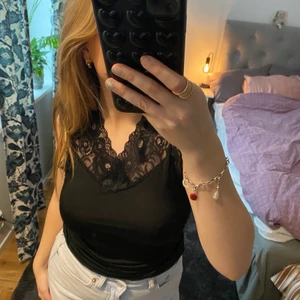 Svart linje med detaljer - Svart linje med spetsdetaljer från anyway copenhagen. Storlek S men passar mig med storlek M då det är stretchigt. Ryggen är en superfin detalj❤️‍🔥 120kr + frakt!