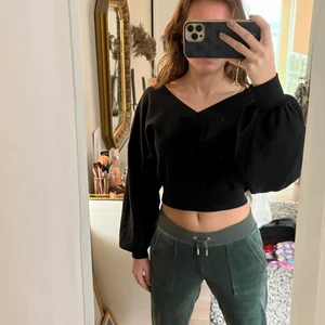  V- ringad tröja  - Super snygg v-ringad tröja från Na-kd👚 säljs pågrund av att den inte kommer till användning längre! Relativt bra skick! Köpare står för frakten! 