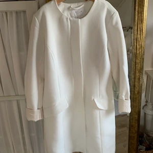 Vit kappa från Vila - Superfin vit kappa från Vila, endast använd en gång! Nyskick och felfri. I storlek XS, jag är 157 cm lång för jämförelse ☺️ frakt + 45 kr! 