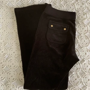 Juicy Couture byxor - Lägger ut igen pga oseriös köpare. Juicy couture byxor i storlek small. Fint skick! Säljer den tillhörande koftan för 400 (fast pris) skriv vid intresse! Budgivningen är alltså enbart på byxorna. 