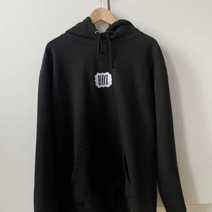 ODZ hoodie - Odz hoodie strl herr L, köpt på en spelning. Går inte att köpa någonstans, kom med bud!👍🏼 Kan mötas i Gävle, annars tillkommer frakt😌