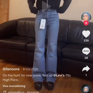 Oanvända Levis 70s high flare  - Ett par supersnygga oanvända Levis jeans i modellen 70s high flare. De har lappen kvar och är i storleken w27 L34. De är höga i midjan. Fråga för fler bilder! Köparen betalar frakt! Nypris 1349kr, andra bilden är lånad från tiktok pga att de inte passar mig