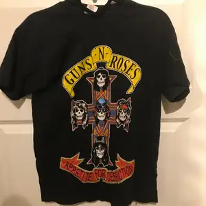 Graphic t-shirt vintage Guns and roses. Tryck både fram och bak storlek M