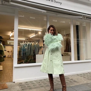 House of Sunny ’Penny Coat’ - helt uuunderbar kappa från London-märket House of Sunny💞 endast använt en gång så i toppskick! pistagegrön fuskläder med fuskpälsdetaljer. storlek 34 men stor i storleken skulle jag säga, så passar nog upp till 38 beroende på hur du vill att den sitter 🥰