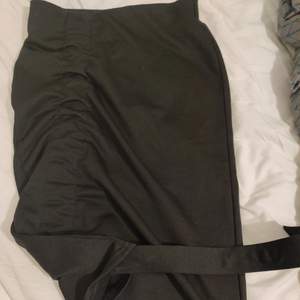 Stretchy pencilskirt with a strap for adjusting the length on it in a thick, high quality fabric. From Cheap Monday. Worn very scarcely since I disliked the length on my body even when adjusted, and since it's tight which I don't really like anymore. 