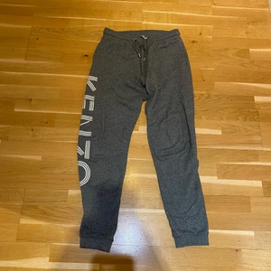 Kenzo Sweatpants - Nypris 2070kr mitt pris 899kr. Skick är 9/10 då dom bara är använda ett fåtal gånger. Köpta på Farfetch