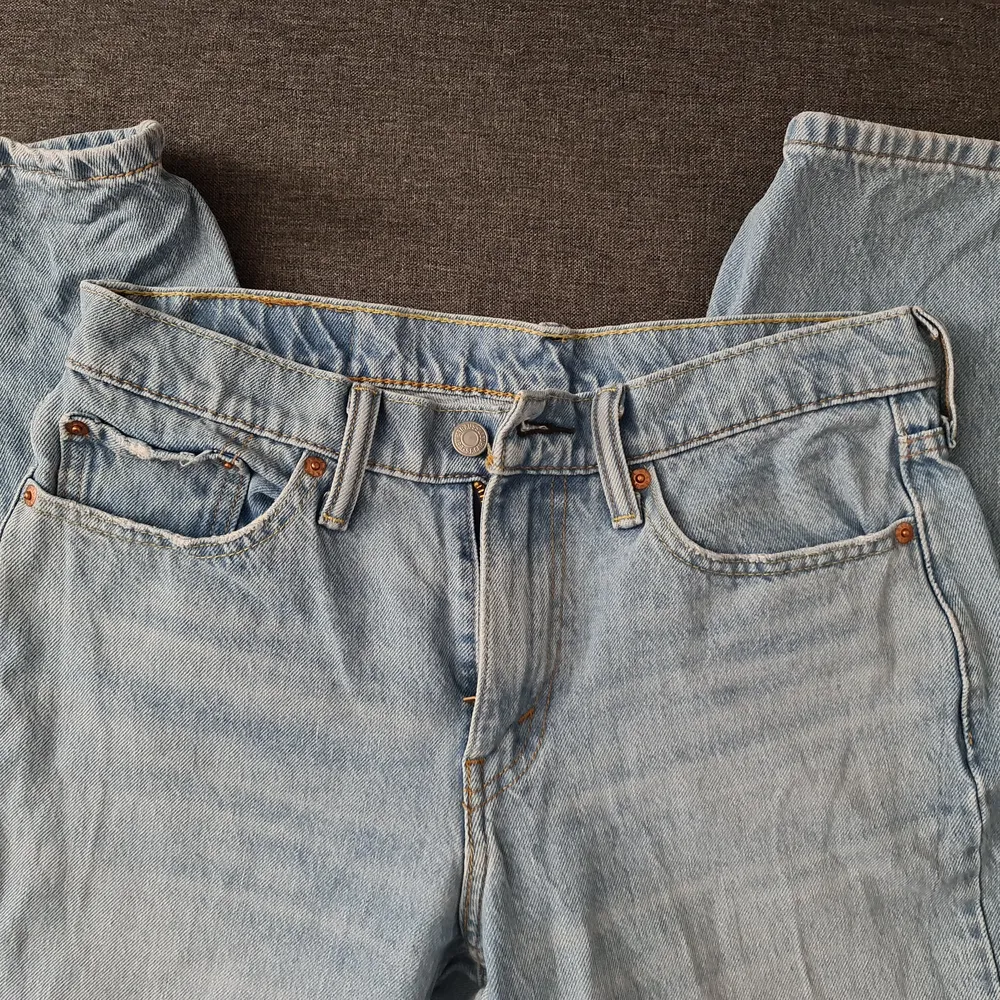 Jätte snygga jeans som tyvärr är för långa på mig. Är 168 så skulle säga att dom passar på någon 170+. Frakt är inte inkluderat.. Jeans & Byxor.