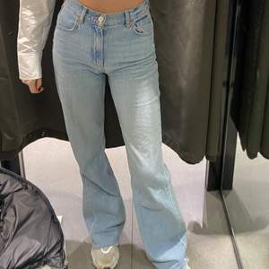 Säljer dessa ljusblåa jeans från zara! De är högmidjade och långa i benen på mig som är 178cm!💙