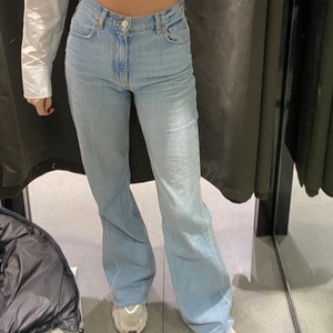 Ljusblåa jeans - Säljer dessa ljusblåa jeans från zara! De är högmidjade och långa i benen på mig som är 178cm!💙