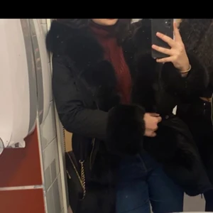 Parka jacka (fatima) - Hej, jag vill sälja min parka jacka(storlek S) som jag köpte från garoff för ett år sedan och använde den då i två månader och inte mer. Jackan är i äkta rävpäls och kostade mig 5000kr. Jag säljer den ganska billigt för jackans skick men vill bara sälja den just nu.För mer information skriv till mig på snapchat sz.ha1.