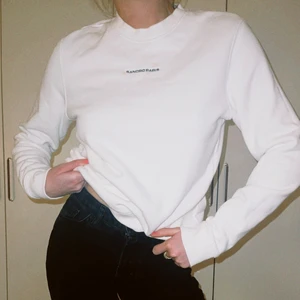 Sandro Sweatshirt - Nästan helt ny sweatshirt från Sandro. Är Storlek XS men passar en S också. Nypris: 2200kr.