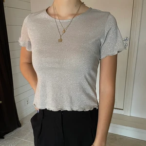 Glittrig festtopp - En glittrig topp köpt på Urban outfitters i USA, aldrig använd. I storlek M men sitter mer som S 🤩✨
