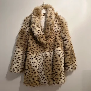 Fakepäls leopard  - En mysig fakepäls från H&M, använd fåtal gånger ❤️