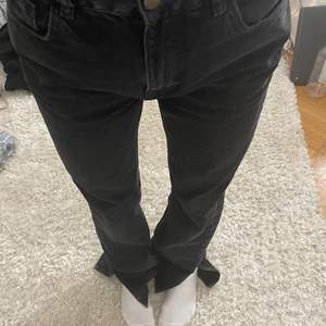 Urtvättade svarta jeans med slits från pull & bear. Jeansen är i stl 34 men stora i stl