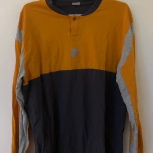 Långärmad tröja från FILA - Långärmad tröja från FILA. Storlek 36 men ganska lång.