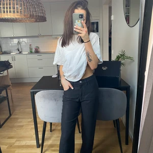 Armani byxor  - Lågmidjade byxor från Armani. Mjuka i materialet, lite Manchester liknande