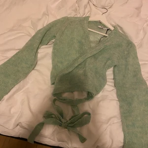 Stickad mysig kofta/tröja - Helt oanvänd stickad kofta/tröja i ett sjukt mjukt garn. Knytning där storlek kan justeras runt midjan🌼 ansvarar ej för postens slarv