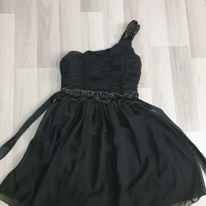 Klänning stl 36/38 - Klänning med vaderad byst stl 36/38