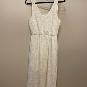 Lång klänning - Lång vit klänning från monki. Stl M. Använda några gånger men är i gott skick. 