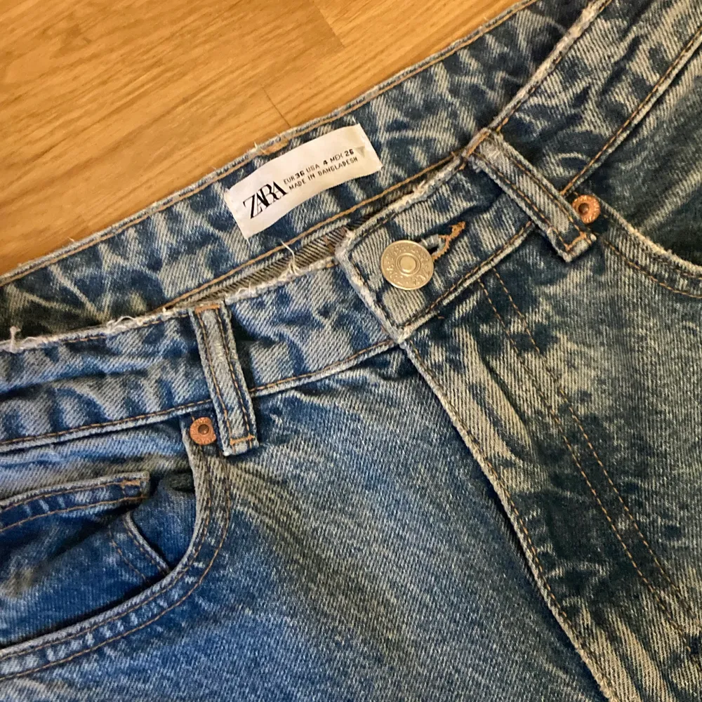 Raka jeans från Zara, jag är 160 och de slutar vid anklarna på mig. (Köparen står för frakt) 💞. Jeans & Byxor.