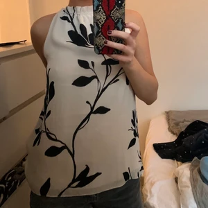 Topp - Topp från H&M. Köpt för ungefär ett år sen, aldrig använd så därmed väldigt bra skick. 💖