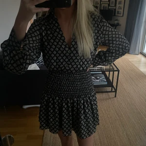 Zara klänning  - Säljer denna slutsålda och superfina klänning från Zara. Storlek S men skulle säga att den passar xs-m. Använd en gång så den är i perfekt skick❤️